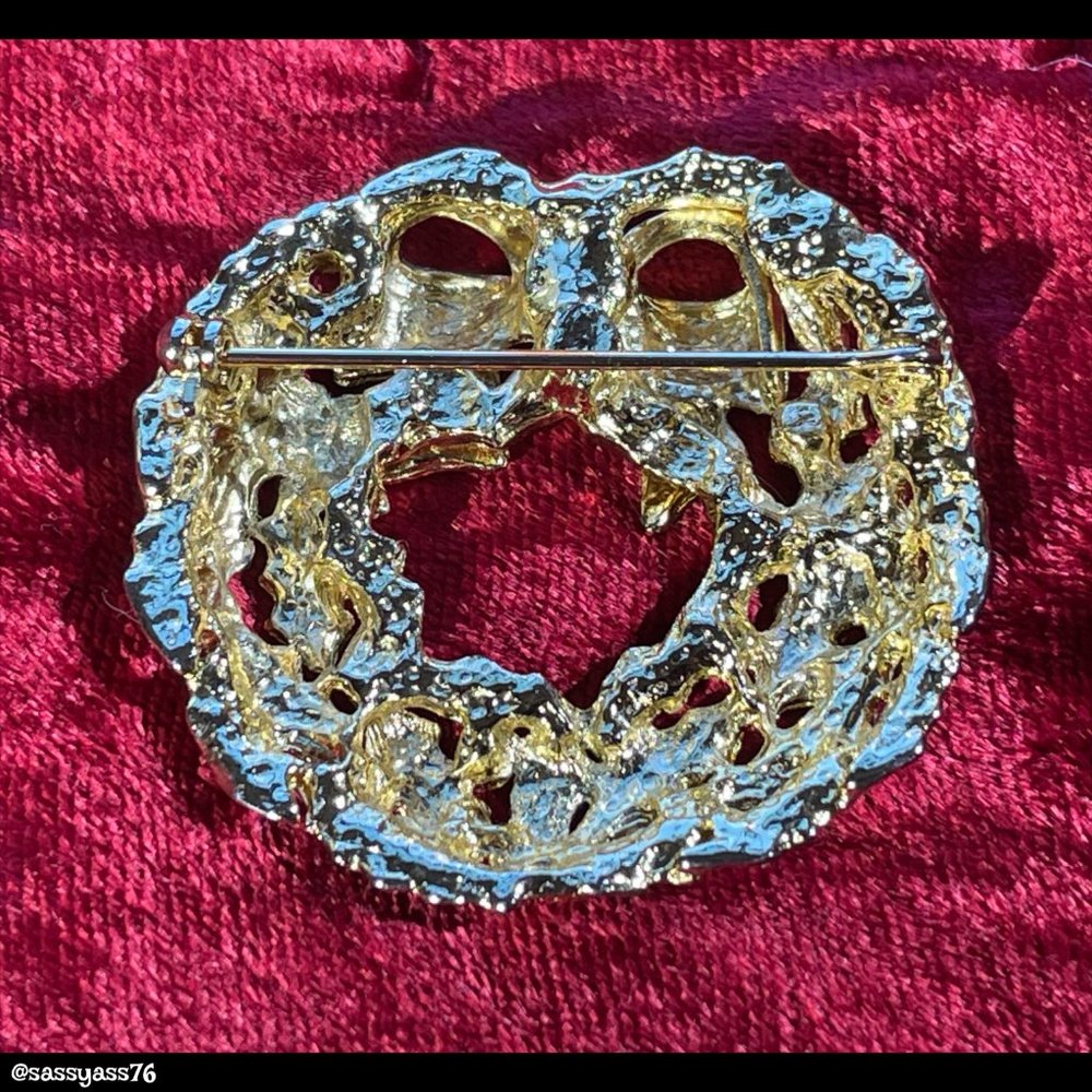▪️VTG▪️1990's Gold-Tone Red Jeweled Wreath Holiday Christmas Brooch - Picture 2 of 2